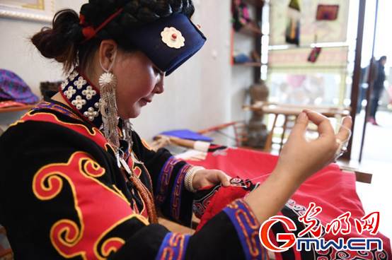 Qiao Jin Shuangmei, deputy to the National People's Congress: Getting rid of poverty is not the end point, so that intangible heritage can better help rural revitalization.